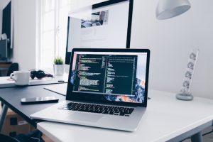 Diseño de página web con código en pantalla de ordenador