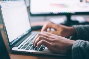 Reunión de trabajo planificando estrategia digital para pyme